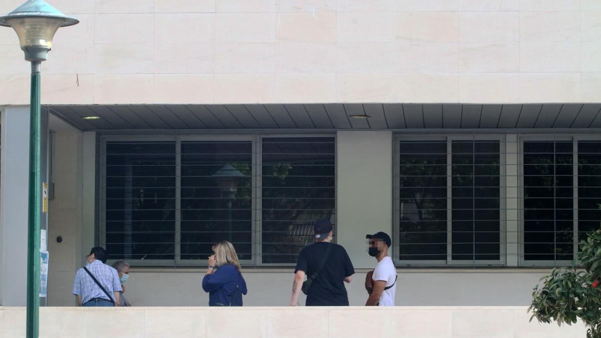 Colas de pacientes en el Centro de salud de la barriada de Huelín.