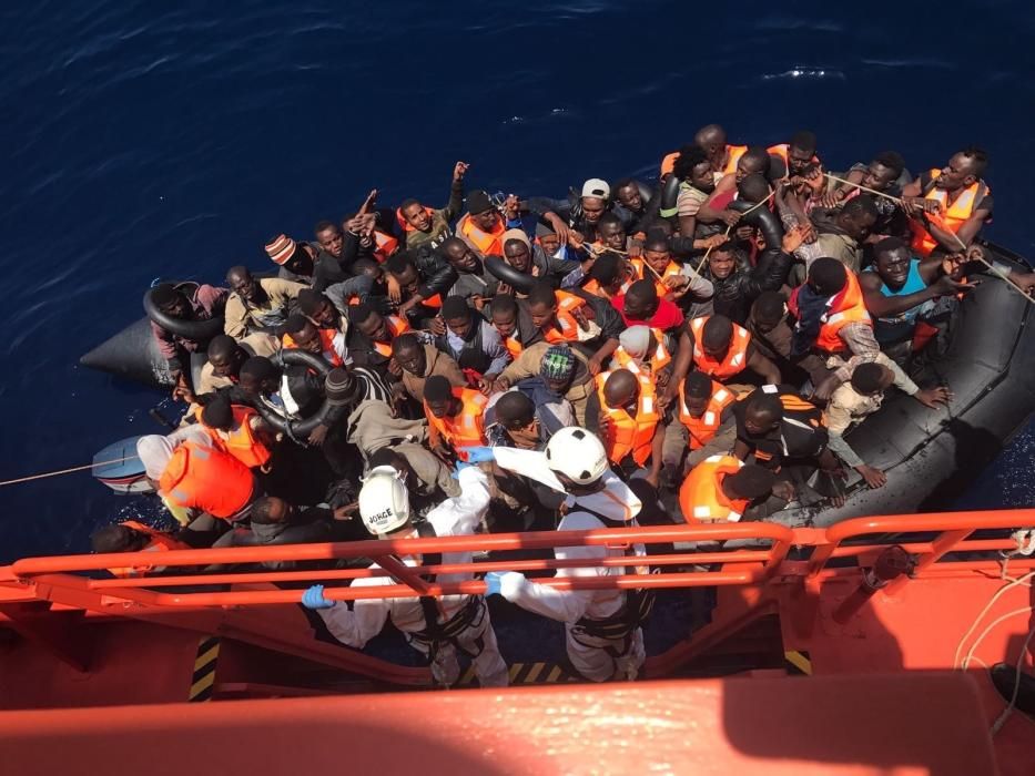 Trasladan a Málaga a casi 100 inmigrantes rescatados en dos pateras