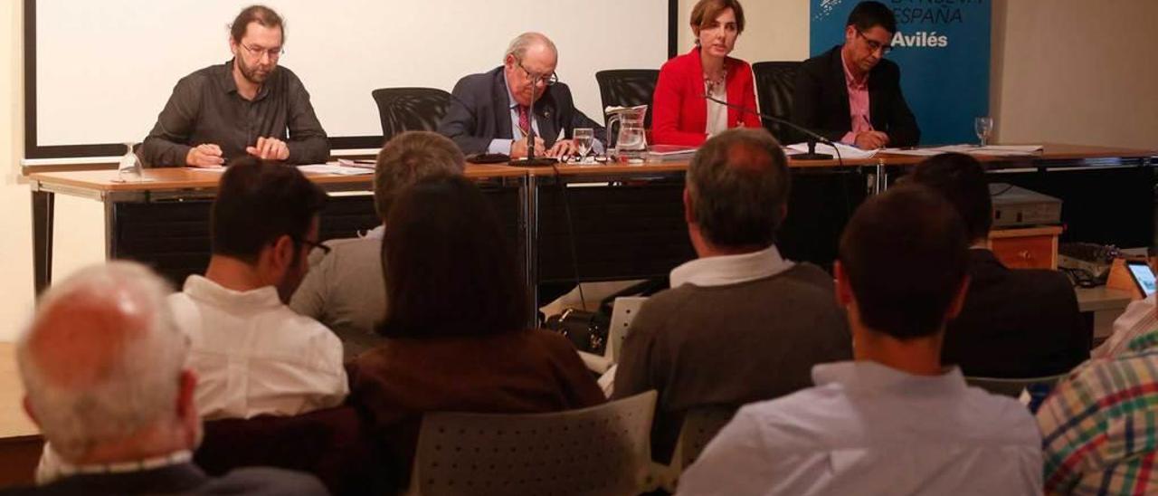 Por la izquierda, en la mesa, Emilio León, Joaquín Mastache, Emma Ramos y Armando Fernández.