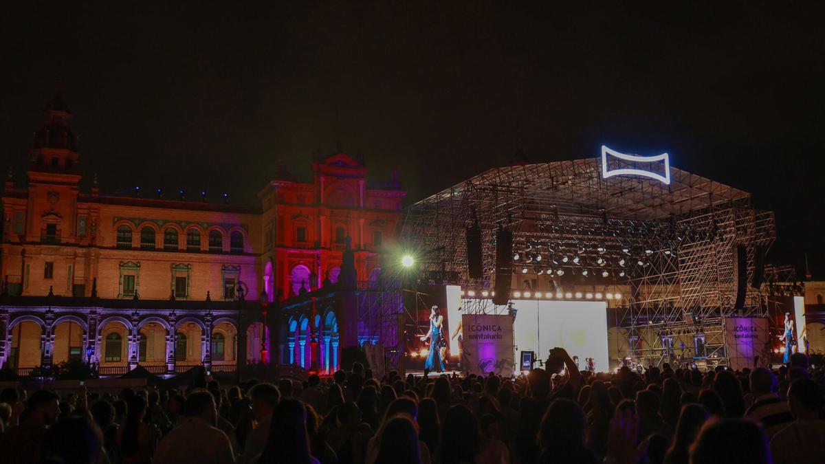 Ambiente en el concierto de la cantante Aitana en Icónica Santalucía Sevilla Fest.