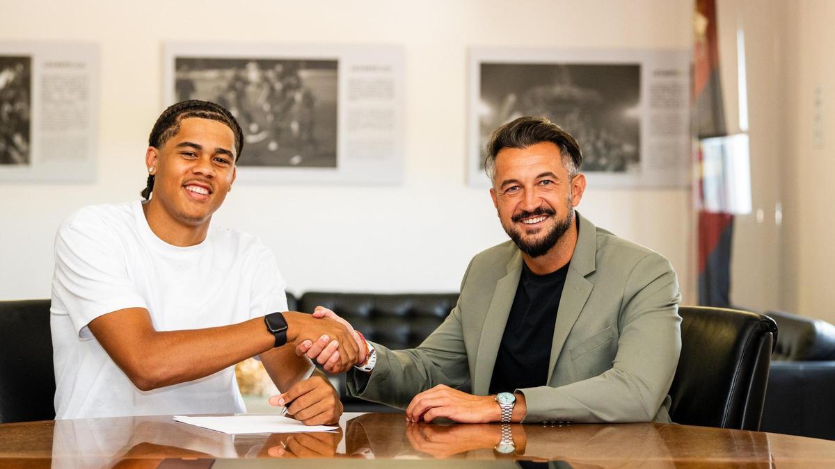 Héctor Rodas junto a Ifeanyi Ndukwe.