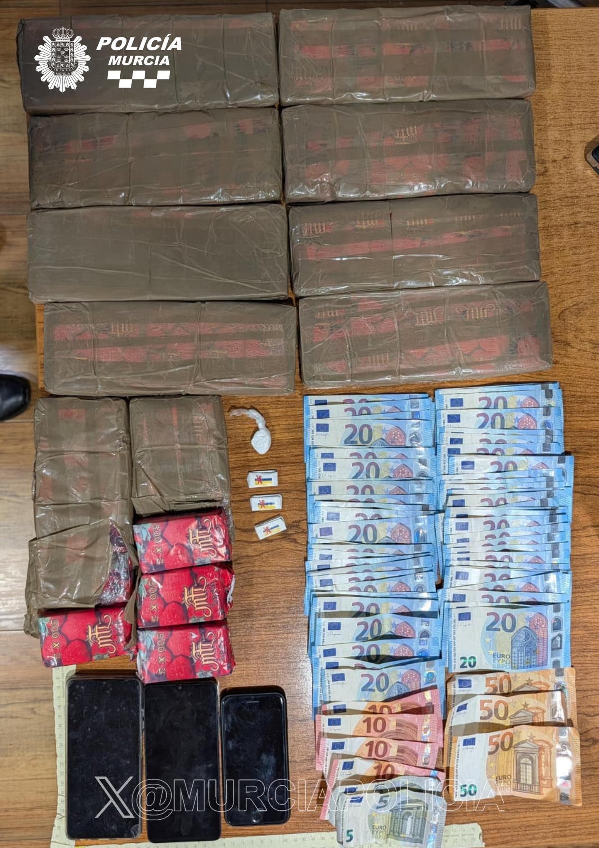La Policía Local halló en el vehículo tres móviles y dinero en efectivo de dudosa procedencia en billetes de 50, 20, 10 y 5 euros.