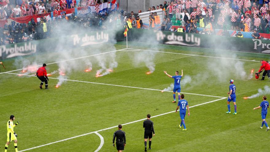 Los ultras obligaron a interrumpir el partido.