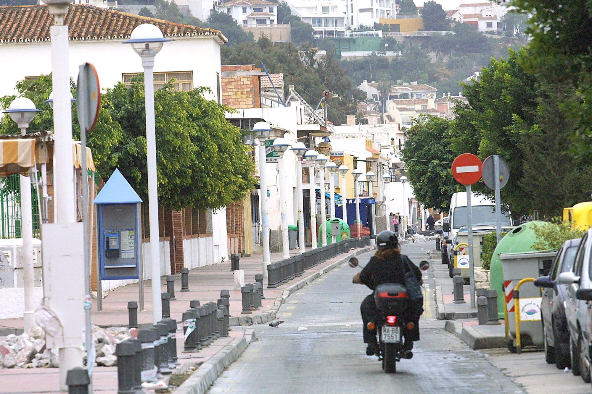 La calle Quitapenas-Banda del Mar, con una carretera de servicio junto al paseo marítimo.