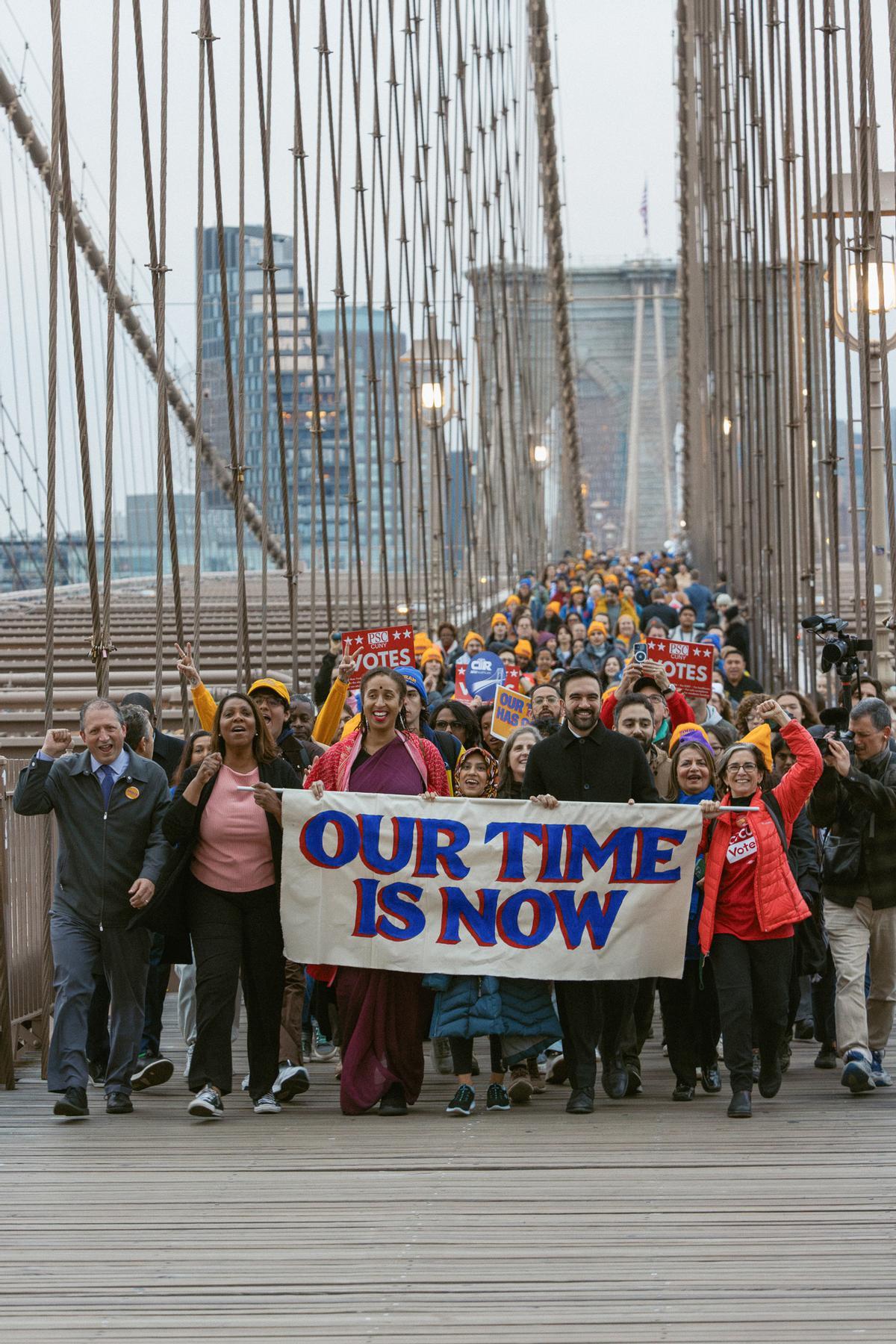 Mamdani ultima su campaña electoral y cruza el puente de Brooklyn seguido de sus votantes