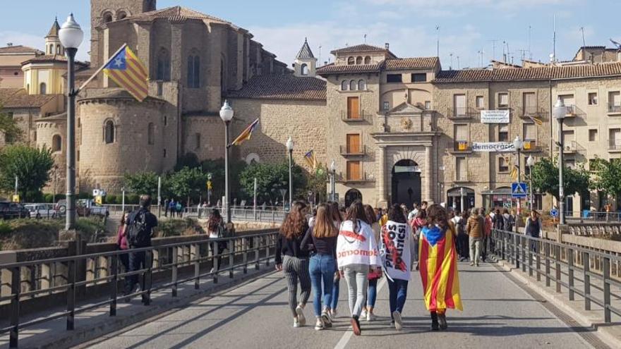 Estudiants acudint a l&#039;Avinguda del Pont de Solsona per tallar la circulació