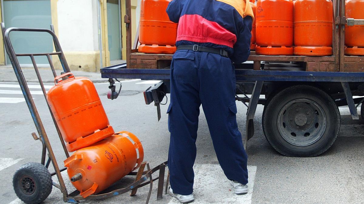 Un repartidor de butano carga bombonas de butano en Barcelona.