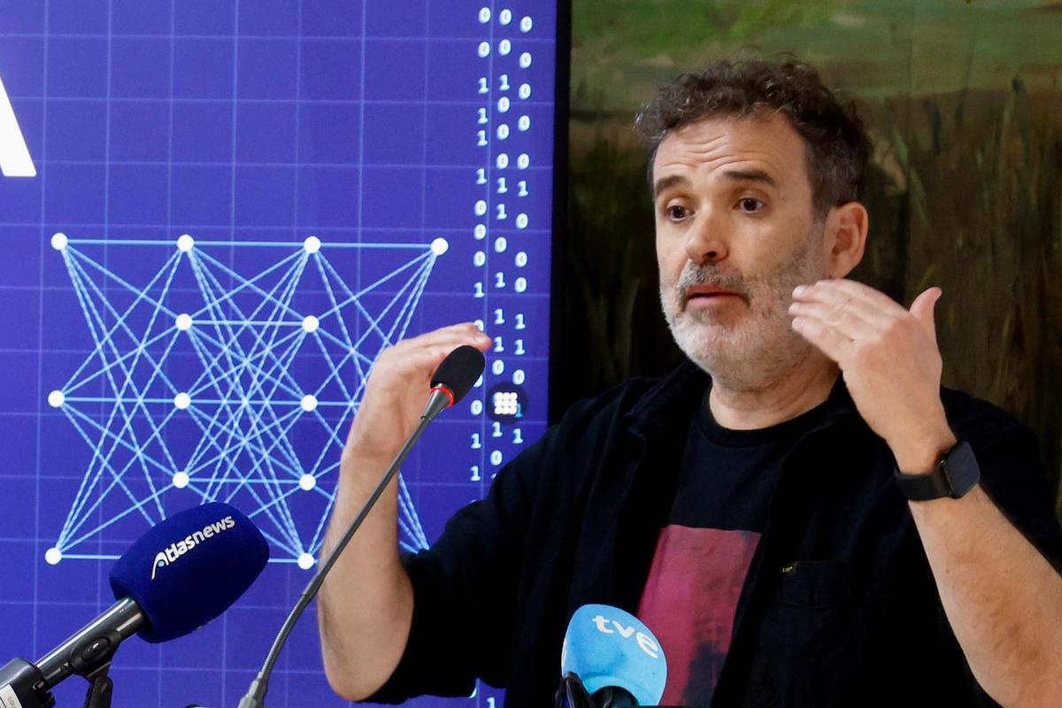 El investigador de Telefónica experto en IA y ciberseguridad Francisco José Ramírez, durante la jornada formativa.