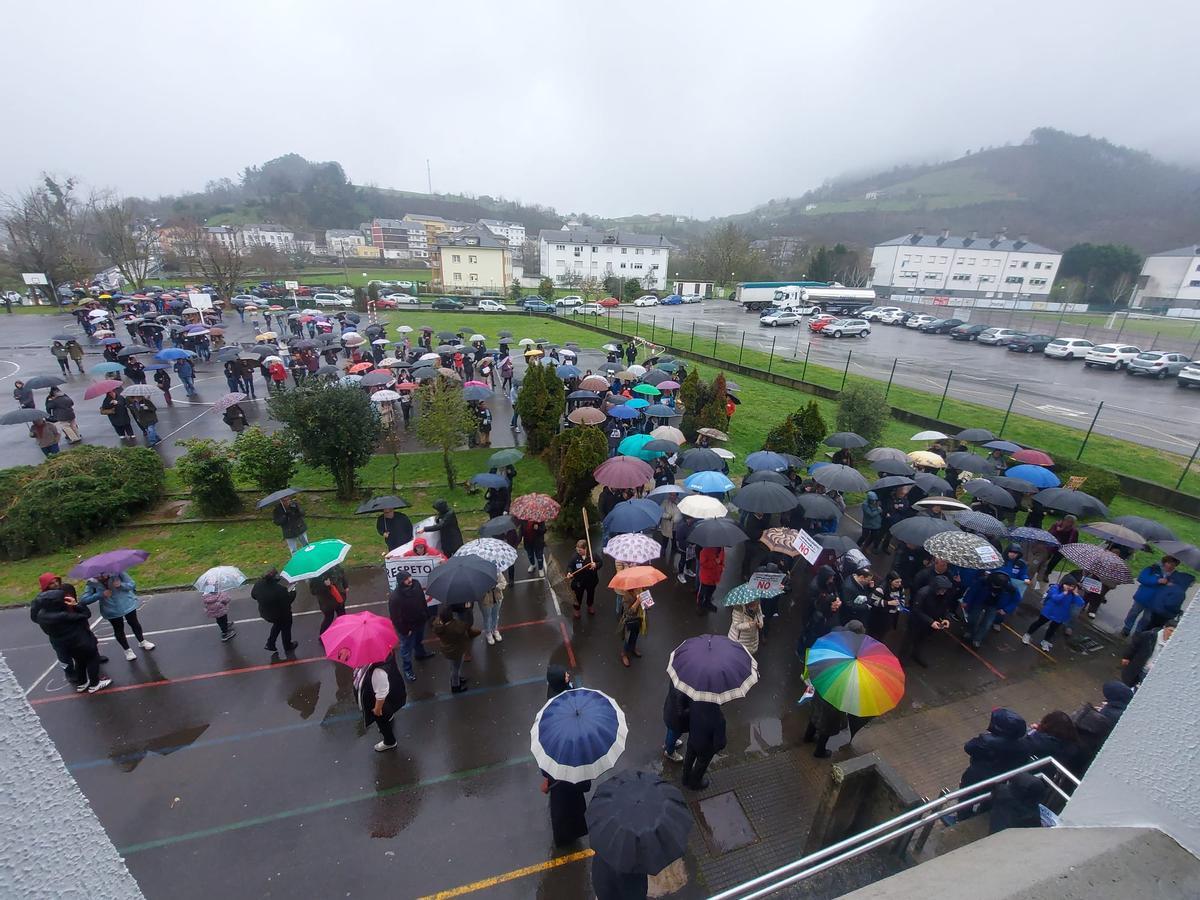 En imágenes: Una multitud reclama en Trevías un cambio de ubicación para la depuradora