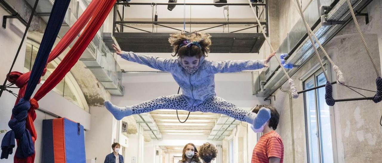 La Ley de Derechos Culturales reconoce al ciudadano la posibilidad de generar cultura. En la imagen, taller de circo en Harinera ZGZ.