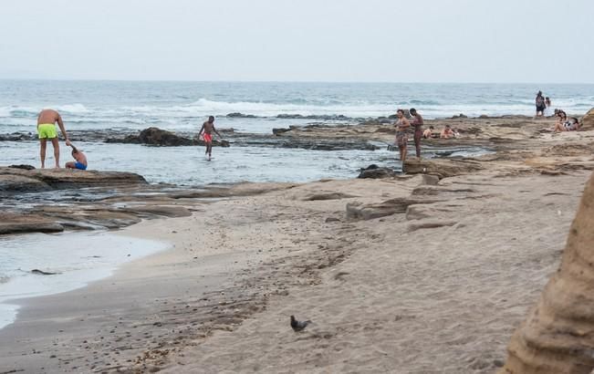 Dia de lunes festivo en la Playa del Confital