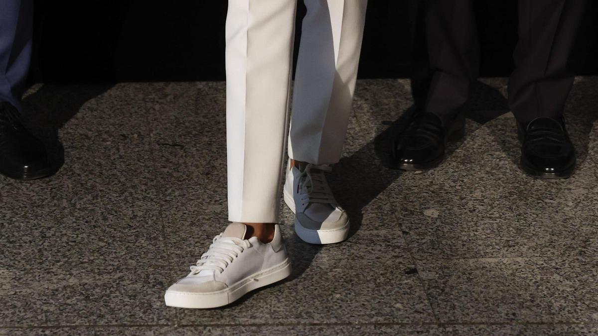 La reina Letizia reaparece en zapatillas tras romperse un dedo del pie