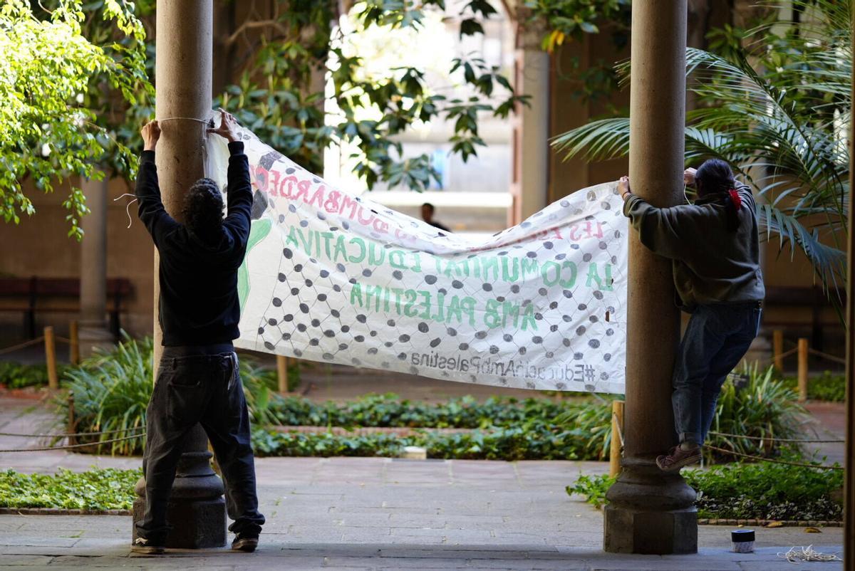 Acampada en apoyo a Palestina en la UB del Raval