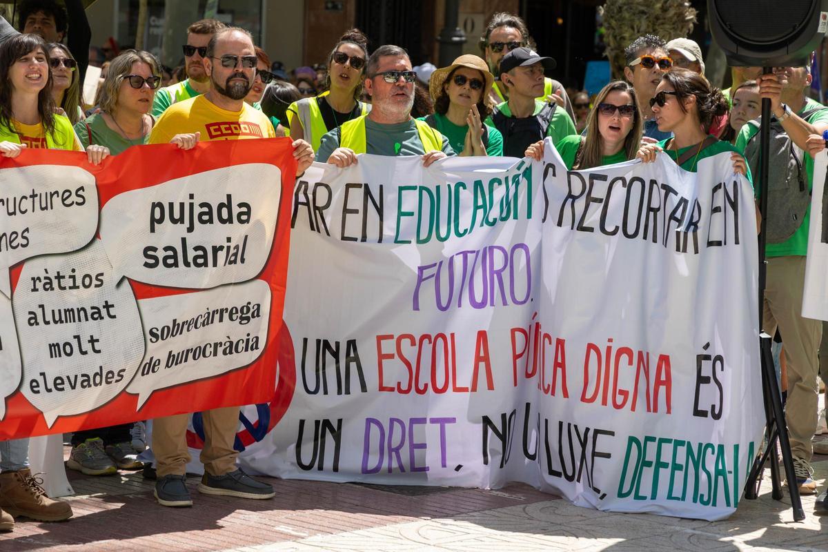 Huelga de educación con masivas protestas frente la sede del Consell en Alicante