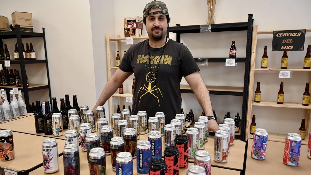 Rubén Joshua Portela Silva, en su negocio especializado en cervezas en Pontevedra, The Beer Codex.