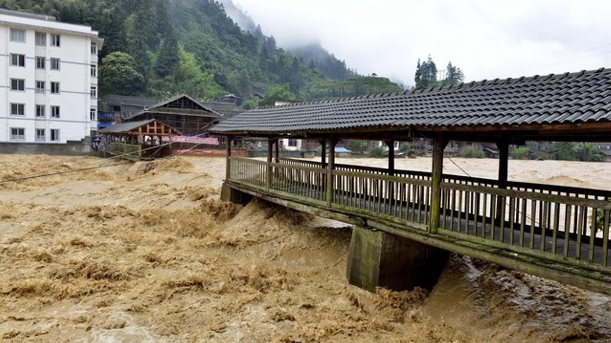 Un puente en el condado de Rongjiang cede ante la fuerza del agua.