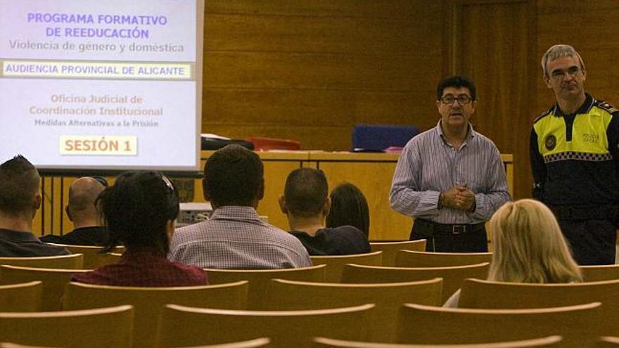 Los asistentes al primer curso de reeducación de violencia familiar, ayer, durante una de las clases en los juzgados de Pardo Giméno