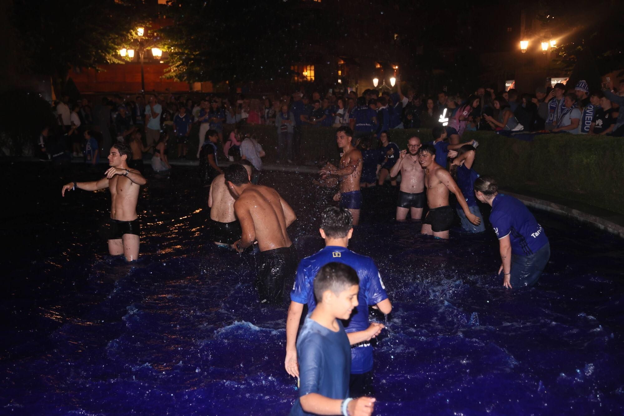 El ascenso del Oviedo llena las calles de la ciudad para celebrar su vuelta a Primera 24 años después