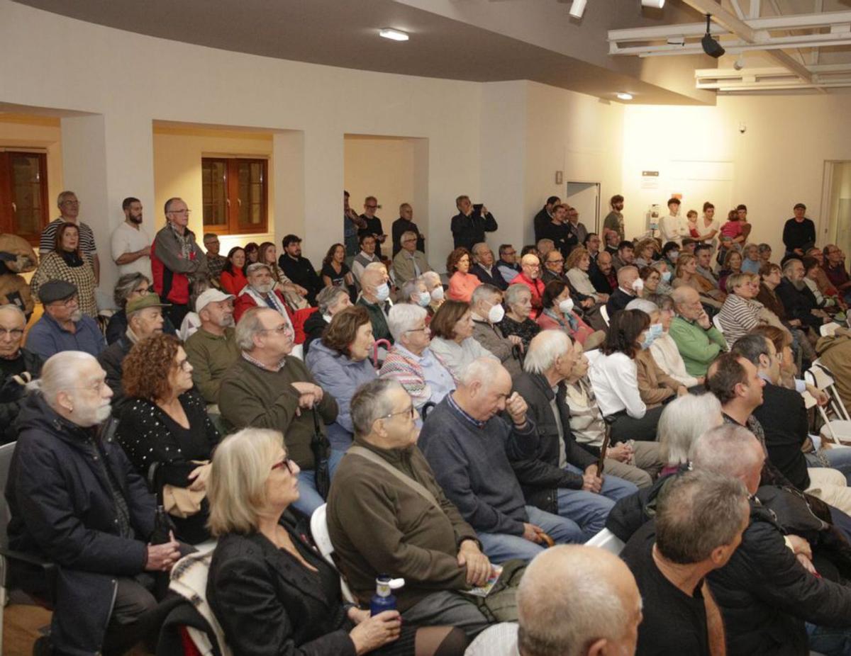 El público en la ceremonia, celebrada en la Escuela de Comercio.