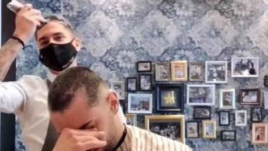 Un peluquero de Elche se rapa con su compañero, enfermo de cáncer