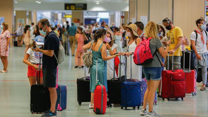 Turistas este verano en la terminal del aeropuerto ibicenco. | TONI ESCOBAR