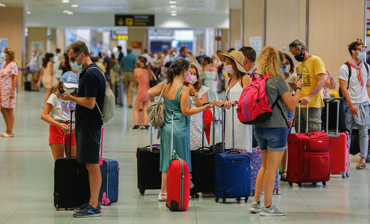 Turistas este verano en la terminal del aeropuerto ibicenco. | TONI ESCOBAR
