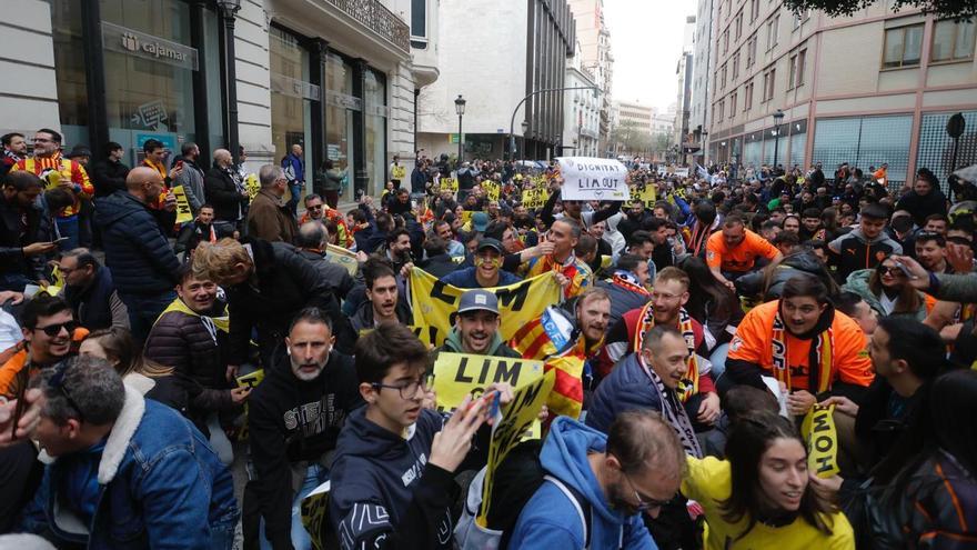 Todos los mensajes del valencianismo en la manifestación contra Meriton