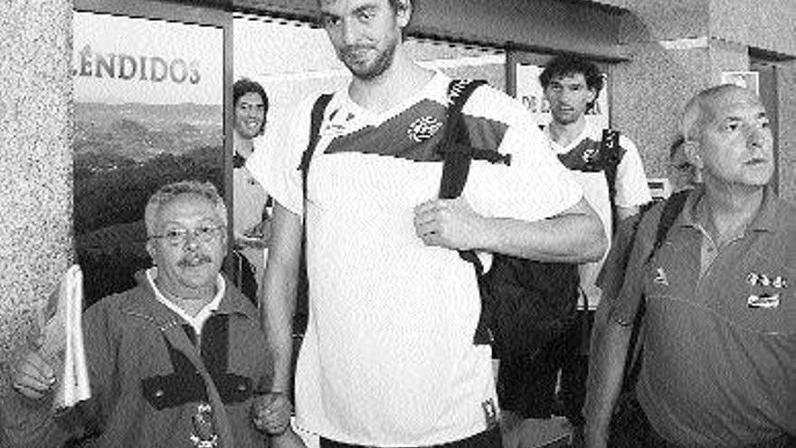 Pau Gasol llegó a Peinador al frente de la selección española de baloncesto. / J. de Arcos