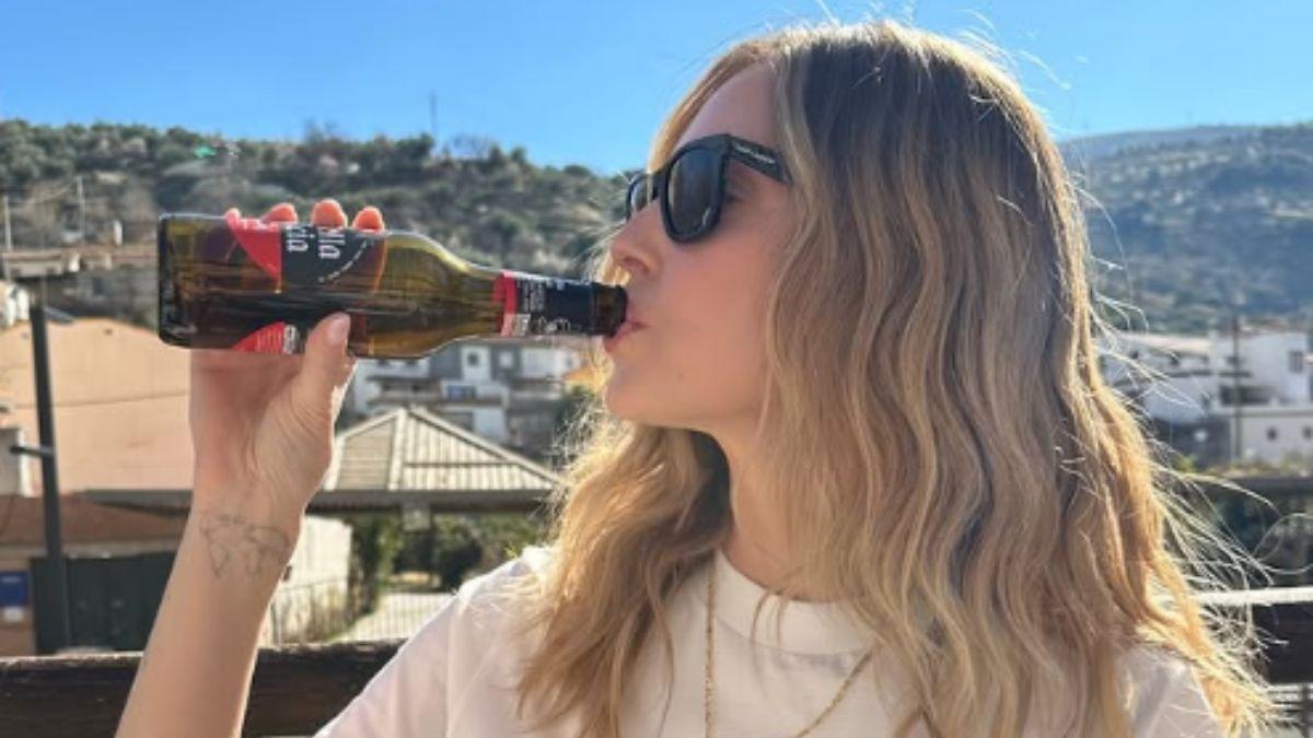 Chiara Ferragni bebiendo una Estrella Galicia en su visita a Granada