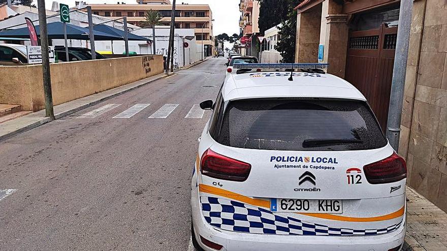 Policía y Guardia civil seguían ayer vigilando la calle. | BIEL CAPÓ