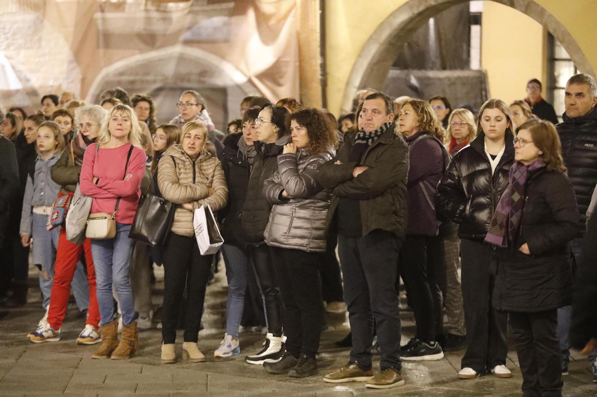 Multitudinària concentració a Torroella per reclamar justícia per la veïna assassinada