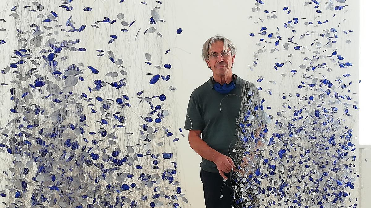 El maestro joyero Enric Majoral con la escultura-joya ‘L’aiguador’.