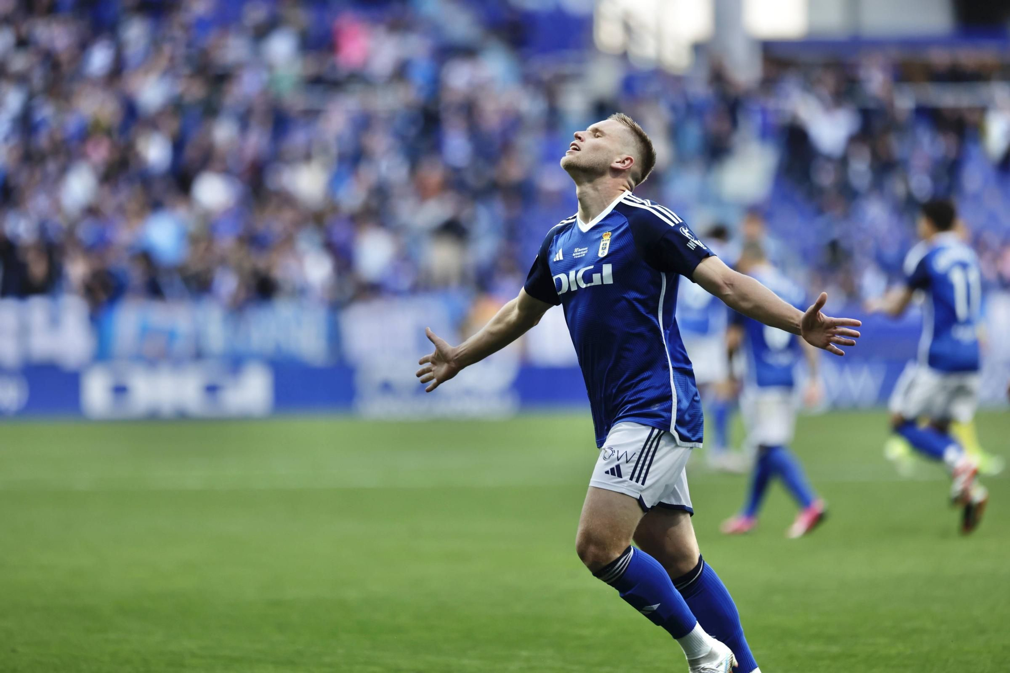 Alemão pega más duro y el Oviedo vuelve a ganar: 2-1