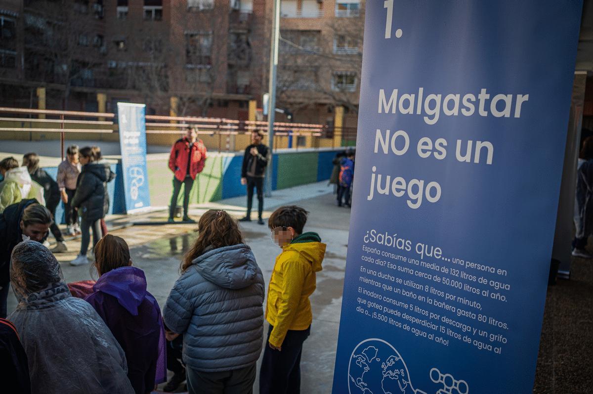 La EMSHI divulgando sobre el valor del agua en los colegios valencianos.