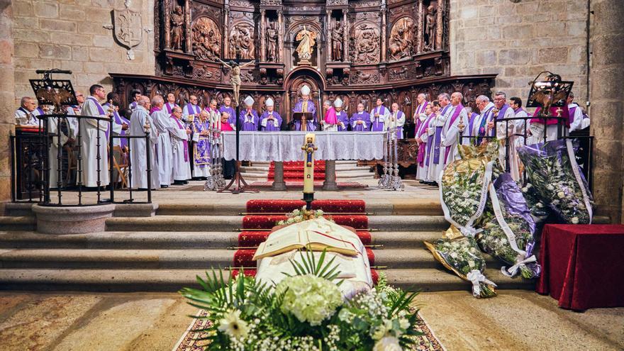 Sentido funeral por el sacerdote Ceferino Martín en Cáceres