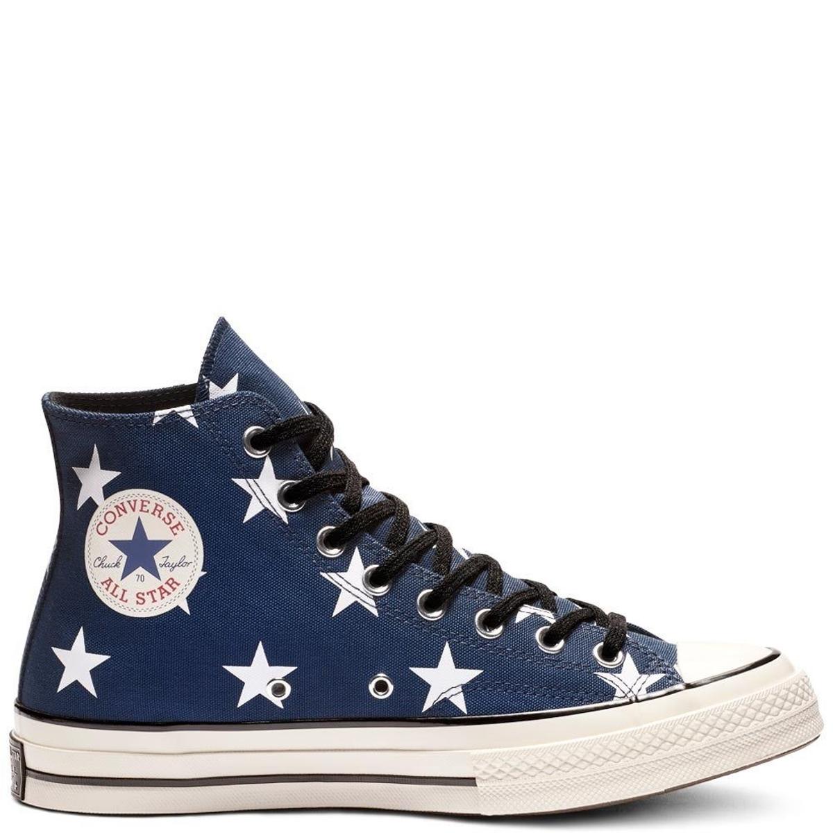 Zapatilla Converse con estampado de estrellas. (Precio Recomendado de Venta: 90 euros)