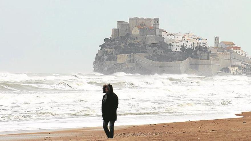 El puerto de Castellón cierra al tráfico por olas de 4 metros