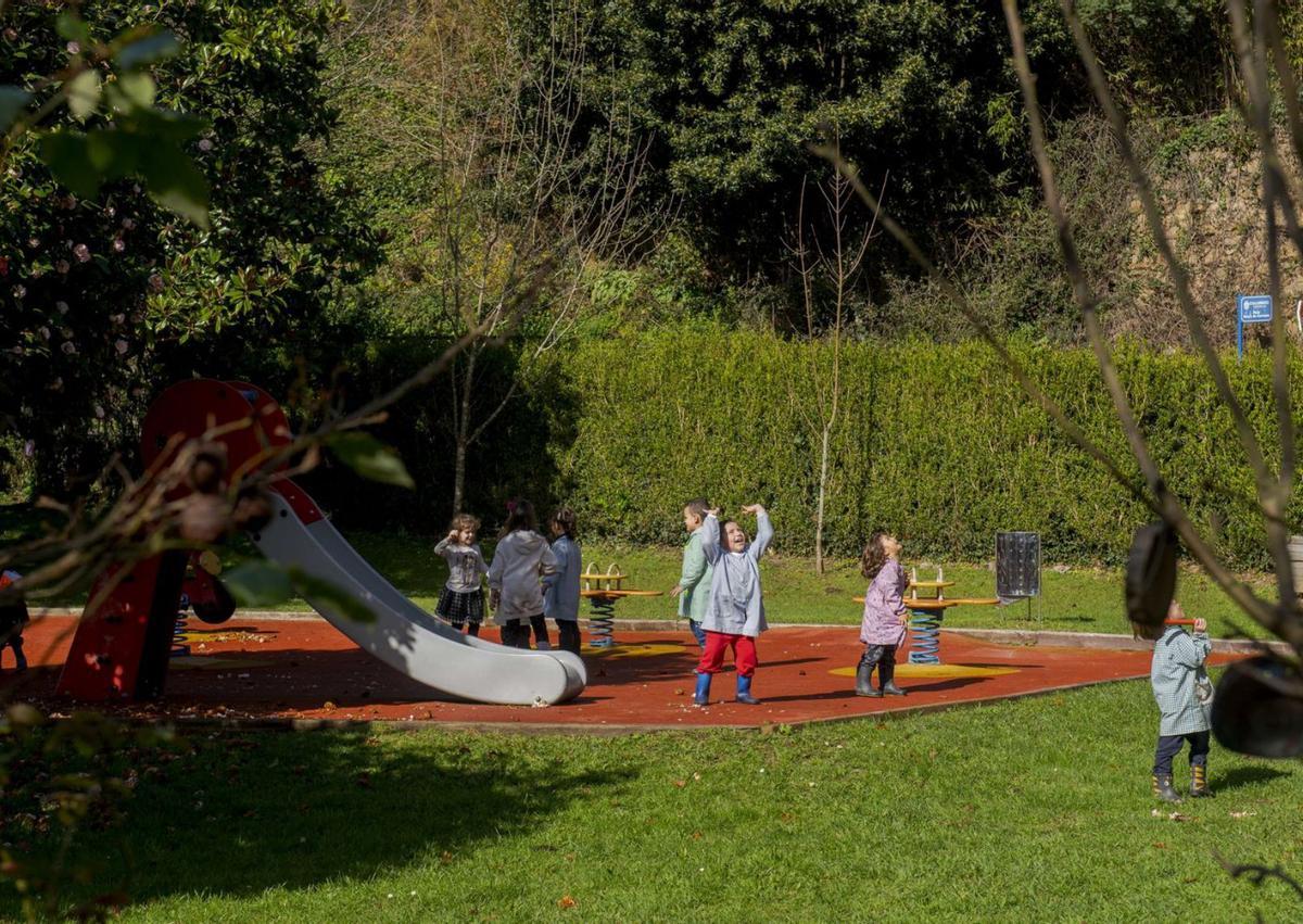 Niños en el recinto de la escuela de Sésamo, del CRA de Culleredo. |  Casteleiro/Roller Agencia