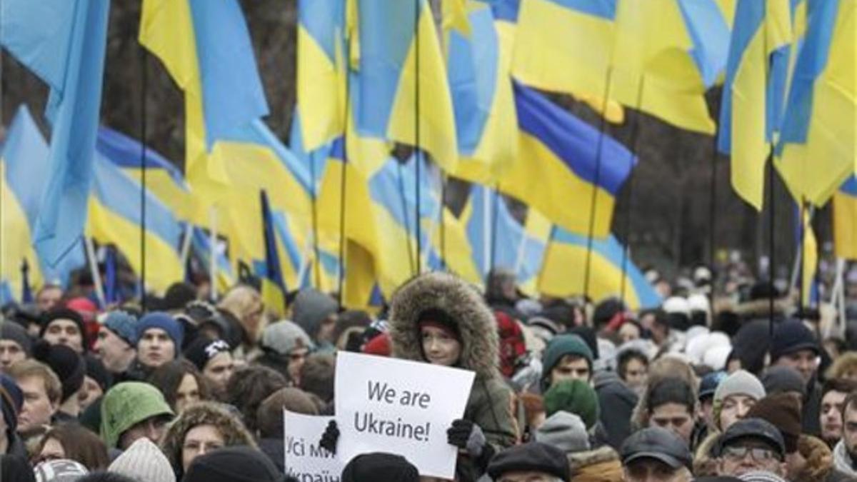 Miles de manifestantes, durante la 'Marcha de la dignidad', celebrada en Kiev este domingo.