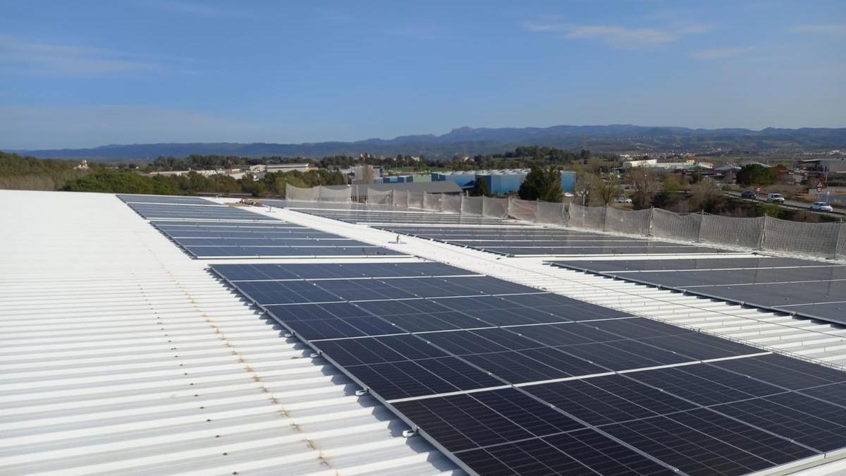 Plaques fotovoltaiques que s'estan posant al pavelló de Santpedor