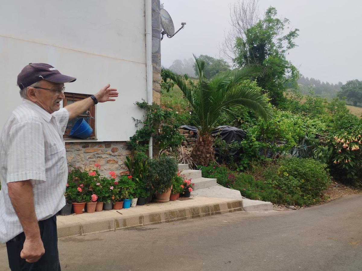 José Luis Suárez, vecino de El Fresno (Grado), muestra el monte de Requexada.