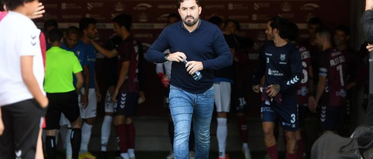 Antonio Fernández, en la salida del túnel de vestuarios.