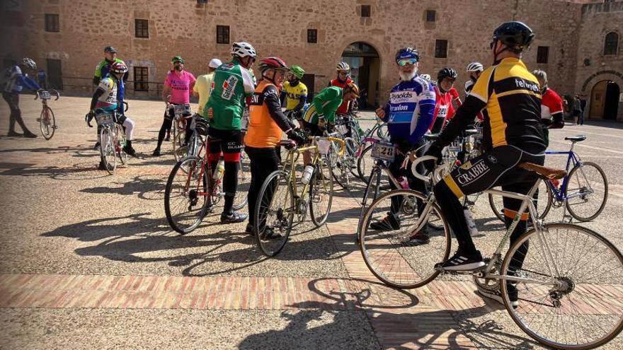 Ciclistas participantes en la marcha a la llegada al castillo de Santa Pola.  | INFORMACIÓN