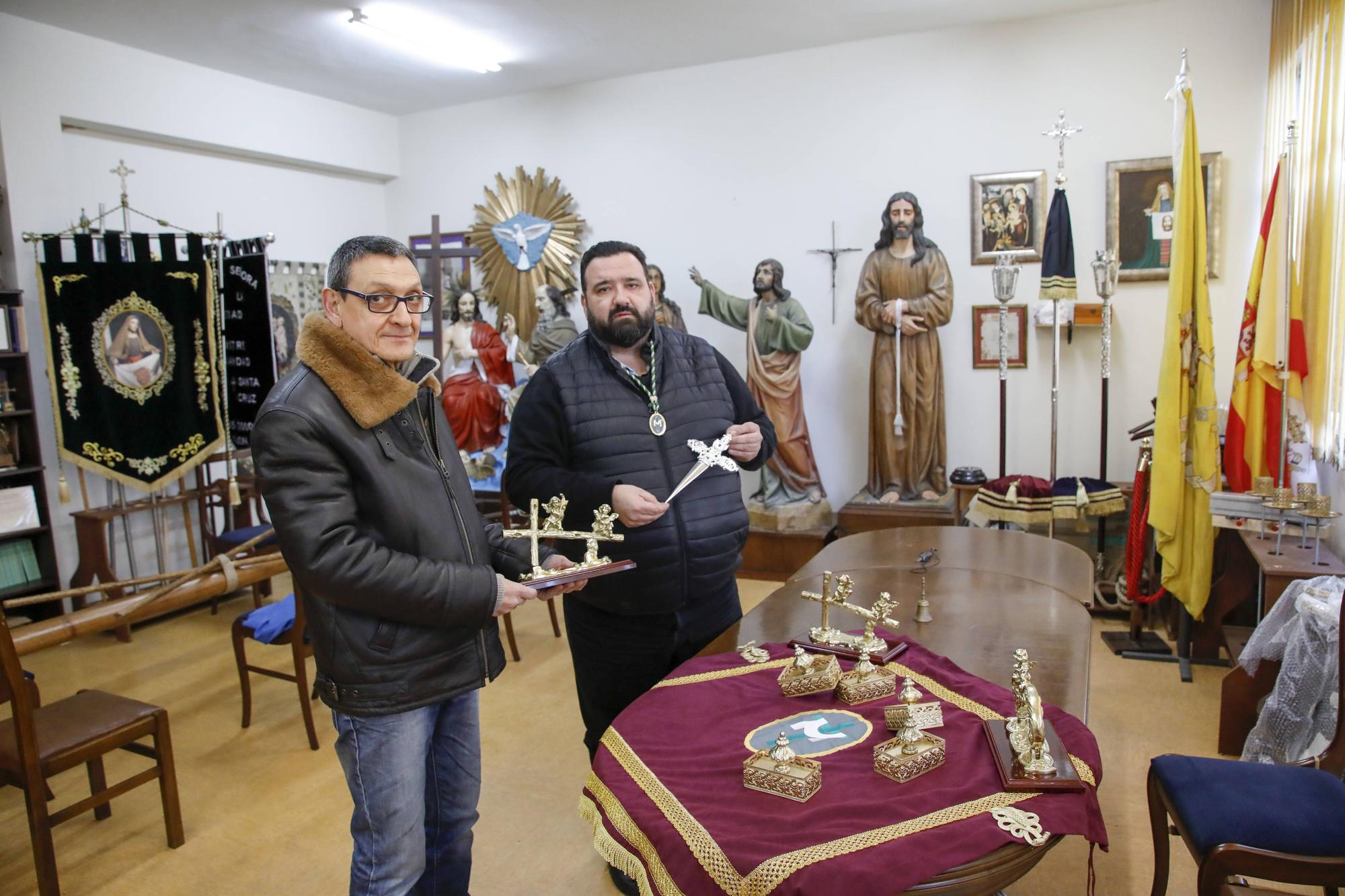 Local de las cofradías de Semana Sta. Reportaje con lsa tres cofradías sobre preparativos de Semana Sta, centrado en las piezas que "estrenarán" este año.