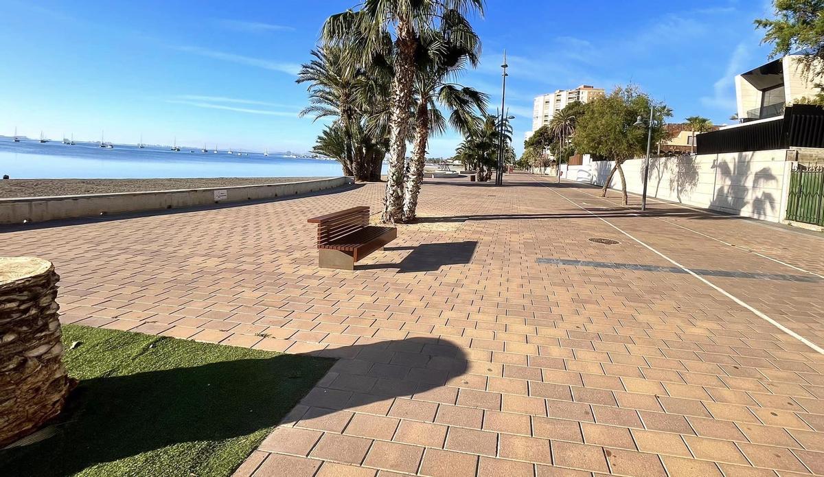 Bancos en el paseo marítimo de Santiago de la Ribera.