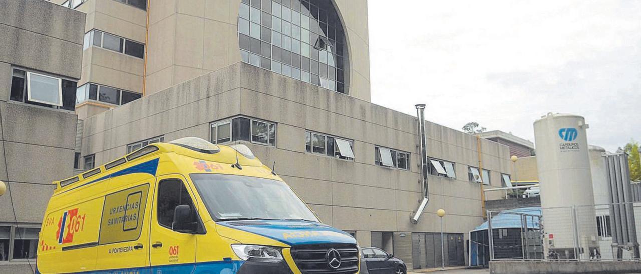 Una ambulancia permanece estacionada junto a la fachada del Hospital do Salnés. |   // NOÉ PARGA