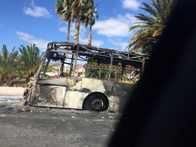 Arde una guagua a la altura del aeropuerto de Gran Canaria