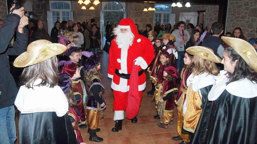 Papá Noel entra en el centro cultural de A Bandeira, tras el desfile. // Bernabé/Gutier