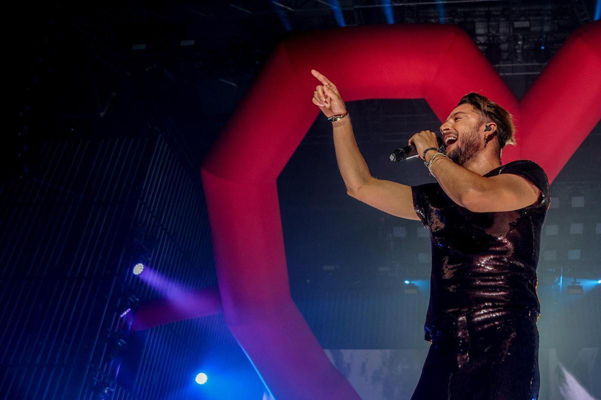 Manuel Carrasco durante un concierto de la gira 'Corazón y flecha'.