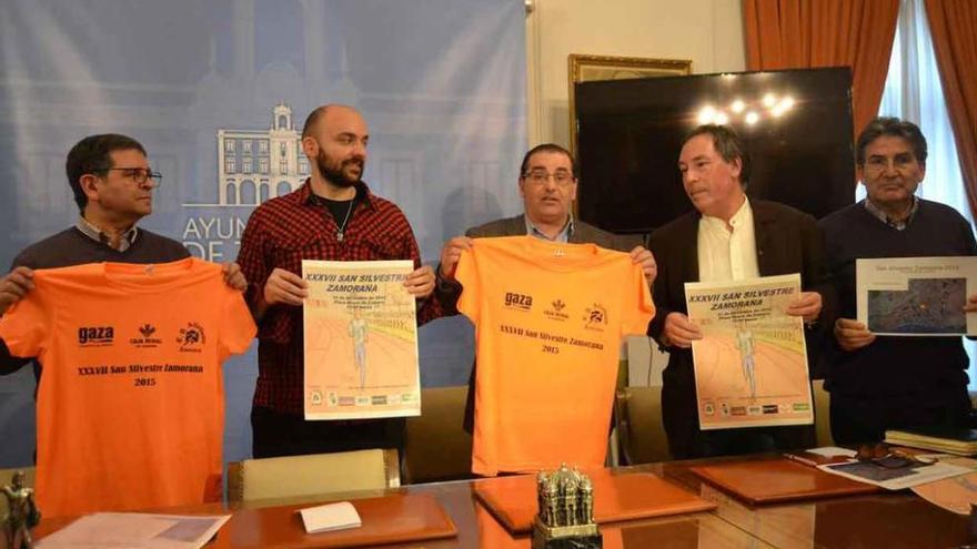 Participantes en el acto de presentación de la carrera celebrado ayer en el Ayuntamiento.